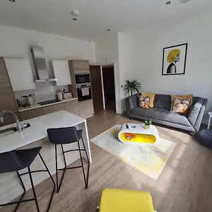 34 Cuppin Street - Luxury Centre Apartment! Chester