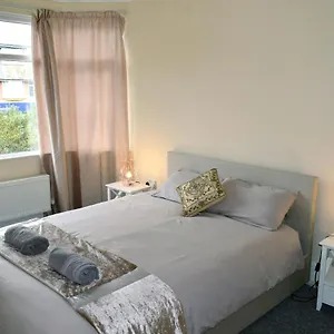 Escape 4 Bedroom House, Sleeps 11, 2 Free Parking, Garden, Wifi, Smart Tv, Newly Decorated Holiday home Bournemouth